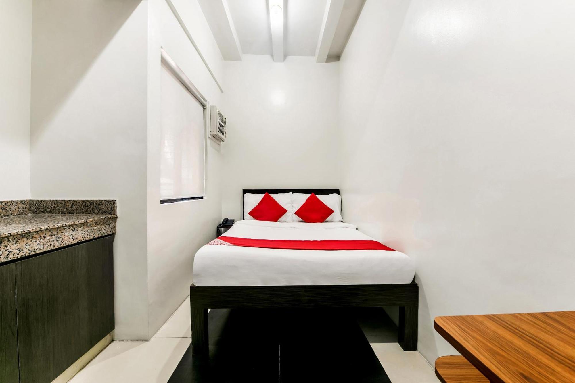 Oyo 136 Regal Residences Quezon City Exterior foto